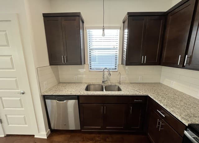 2-bedroom rental at 1146 N Olive St in San Antonio, TX — photo 4