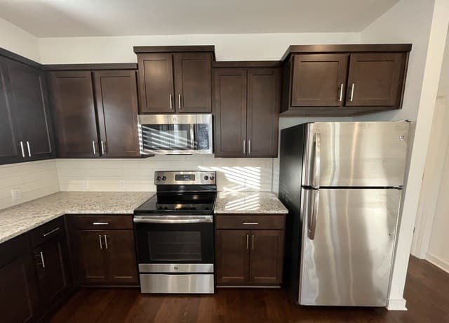 2-bedroom rental at 1146 N Olive St in San Antonio, TX — photo 5