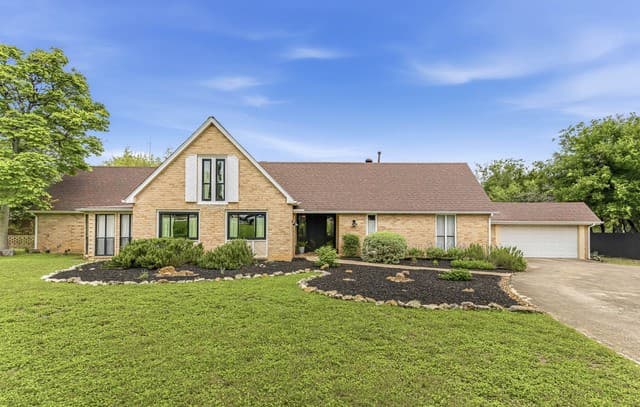 3-bedroom rental at 8433 Oak Thicket in San Antonio, TX — photo 1