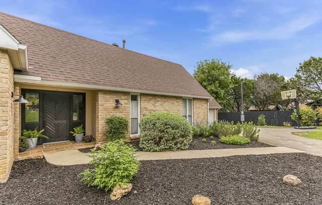 3-bedroom rental at 8433 Oak Thicket in San Antonio, TX — photo 2