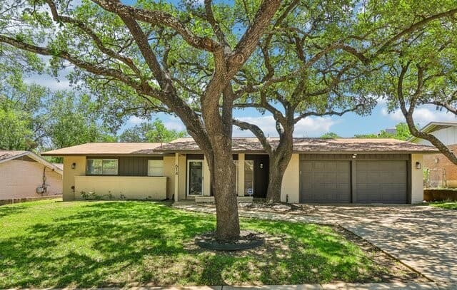 3-bedroom rental at 614 Coronet St in San Antonio, TX — photo 2