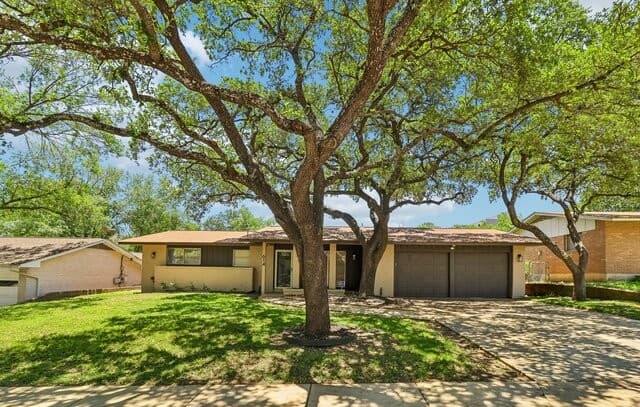 3-bedroom rental at 614 Coronet St in San Antonio, TX — photo 3