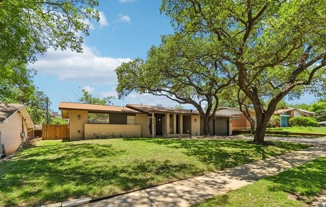 3-bedroom rental at 614 Coronet St in San Antonio, TX — photo 4