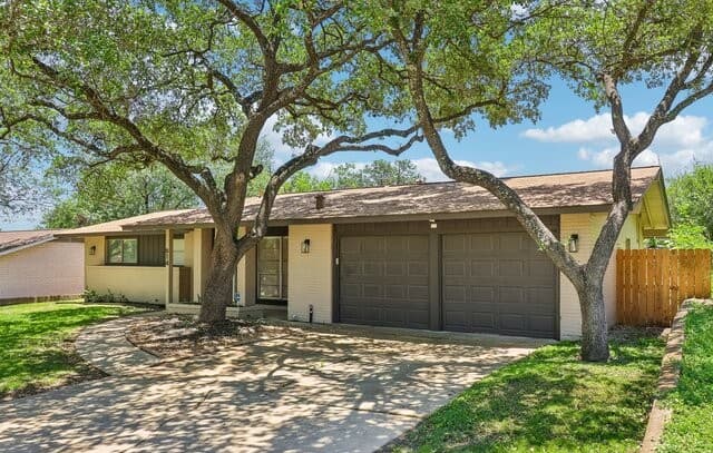 3-bedroom rental at 614 Coronet St in San Antonio, TX — photo 5