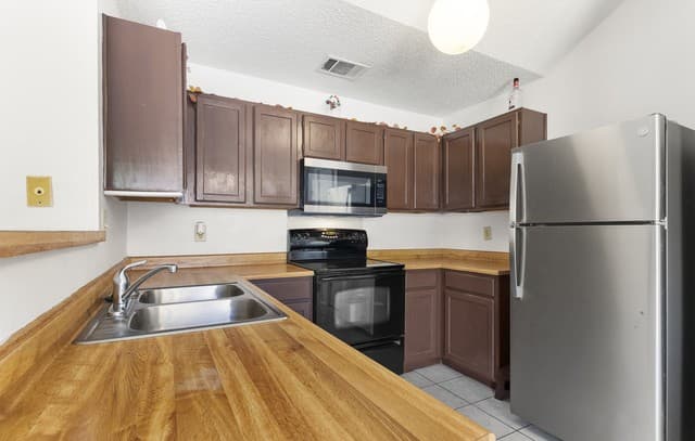 3-bedroom rental at 7880 Micron Dr Unit 3306 in San Antonio, TX — photo 4