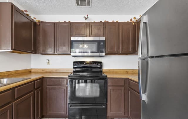 3-bedroom rental at 7880 Micron Dr Unit 3306 in San Antonio, TX — photo 5