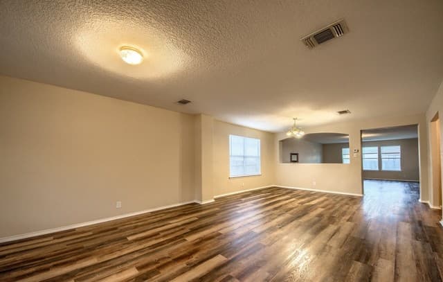 5-bedroom rental at 3333 Whisper Haven in Schertz, TX — photo 5