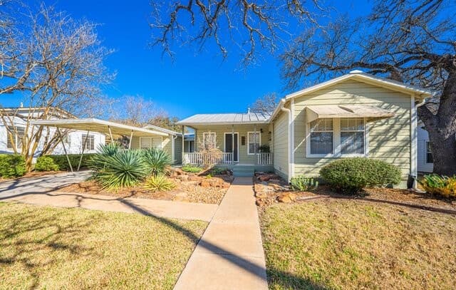 2-bedroom rental at 110 Beverly Drive in Fredericksburg, TX — photo 3