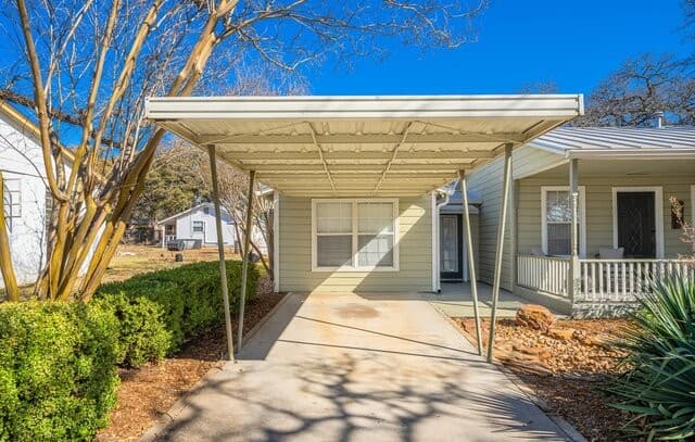 2-bedroom rental at 110 Beverly Drive in Fredericksburg, TX — photo 4