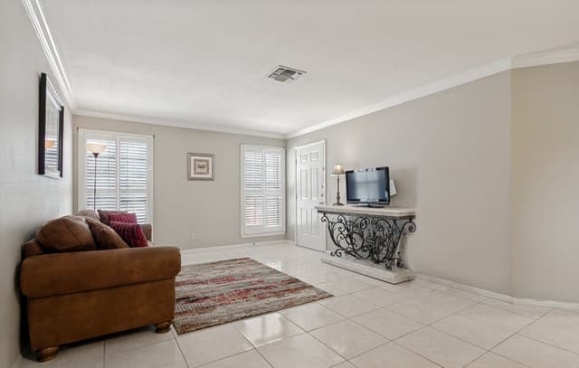 2-bedroom rental at 5359 Fredericksburg Unit 610 in San Antonio, TX — photo 4