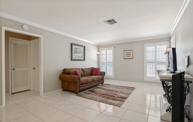 2-bedroom rental at 5359 Fredericksburg Unit 610 in San Antonio, TX — photo 5