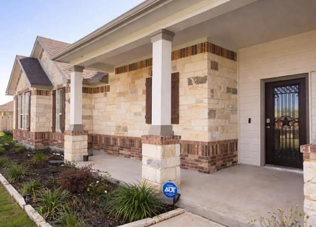 3-bedroom rental at 230 Jordans Est in San Antonio, TX — photo 3