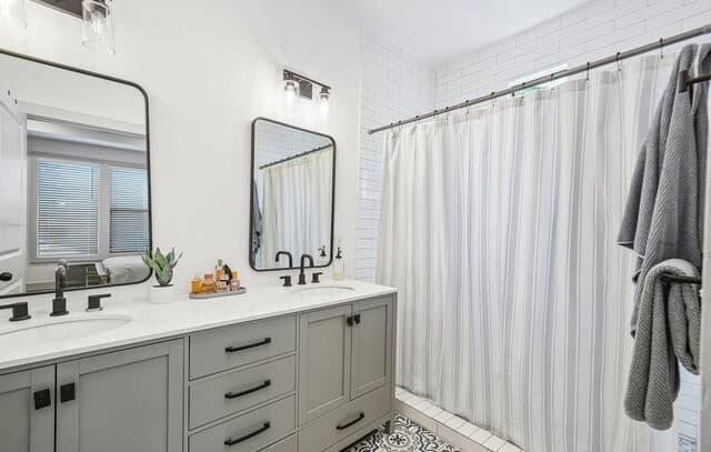 4-bedroom rental at 123 Fairview Ave in San Antonio, TX — photo 4