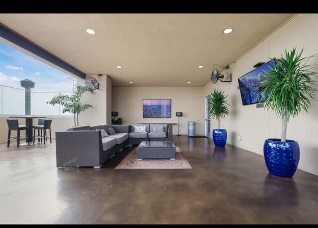 2-bedroom rental at 215 Center Unit 607 in San Antonio, TX — photo 2