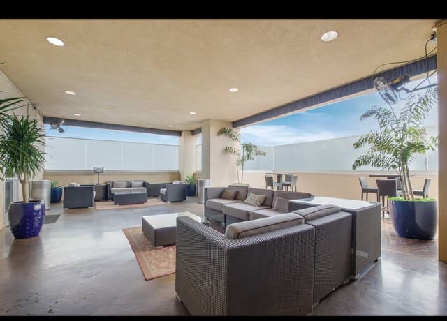 2-bedroom rental at 215 Center Unit 607 in San Antonio, TX — photo 3