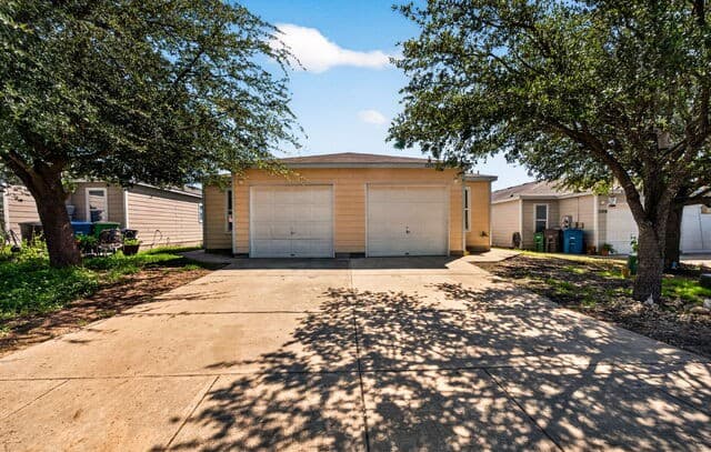 rental at 15310 Kamary Ln in San Antonio, TX — photo 1