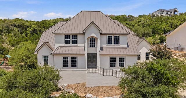 5-bedroom rental at 19519 Terra Mont in San Antonio, TX — photo 2