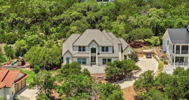 5-bedroom rental at 19519 Terra Mont in San Antonio, TX — photo 3