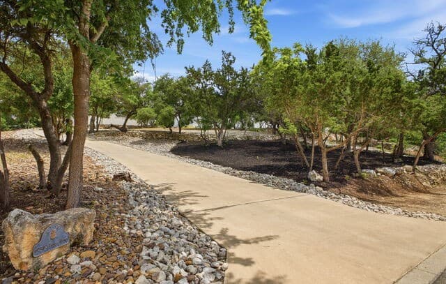 5-bedroom rental at 19519 Terra Mont in San Antonio, TX — photo 4