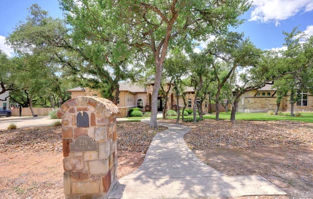 4-bedroom rental at 226 Heavens Way in San Antonio, TX — photo 2