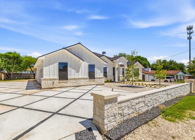 4-bedroom rental at 915 Burr Rd in Terrell Hills, TX — photo 1