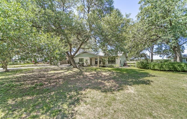 3-bedroom rental at 138 Stonegate North Dr in Boerne, TX — photo 2