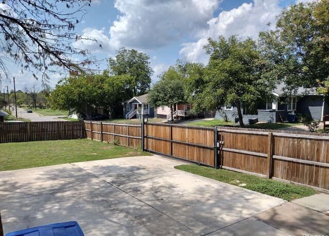 3-bedroom rental at 135 Harvard Ter in San Antonio, TX — photo 5
