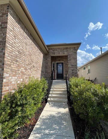4-bedroom rental at 9114 Mccoy Pass in Converse, TX — photo 2