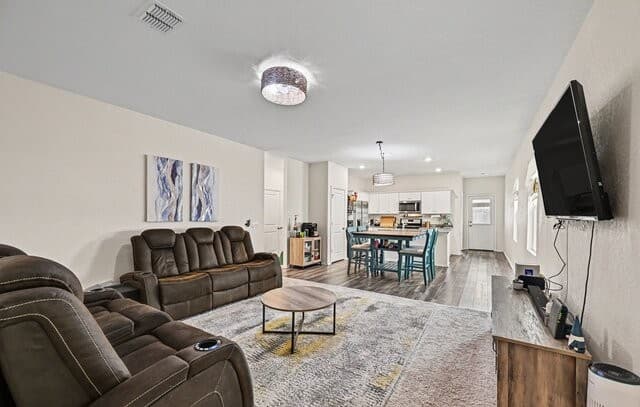 3-bedroom rental at 13522 Sunrise Mdw in St Hedwig, TX — photo 4