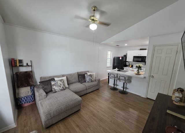1-bedroom rental at 4803 Hamilton Wolfe Unit 310 in San Antonio, TX — photo 1