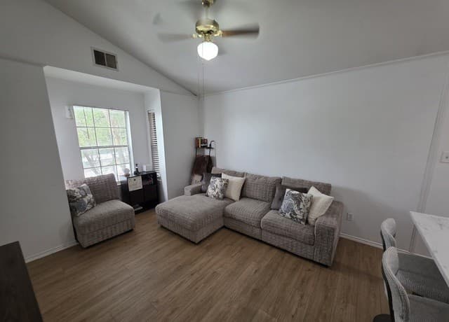 1-bedroom rental at 4803 Hamilton Wolfe Unit 310 in San Antonio, TX — photo 2