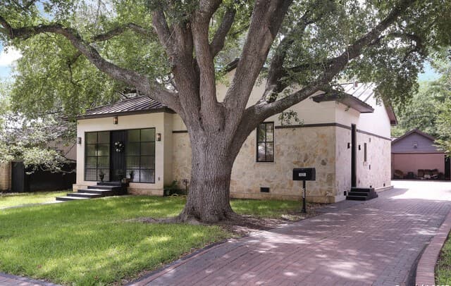 4-bedroom rental at 182 E Edgewood Pl in Alamo Heights, TX — photo 1