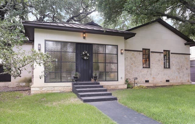 4-bedroom rental at 182 E Edgewood Pl in Alamo Heights, TX — photo 2