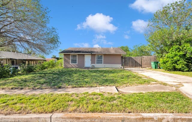 3-bedroom rental at 6218 Stone Valley Drive in San Antonio, TX — photo 2