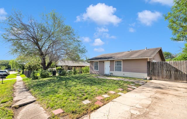 3-bedroom rental at 6218 Stone Valley Drive in San Antonio, TX — photo 3