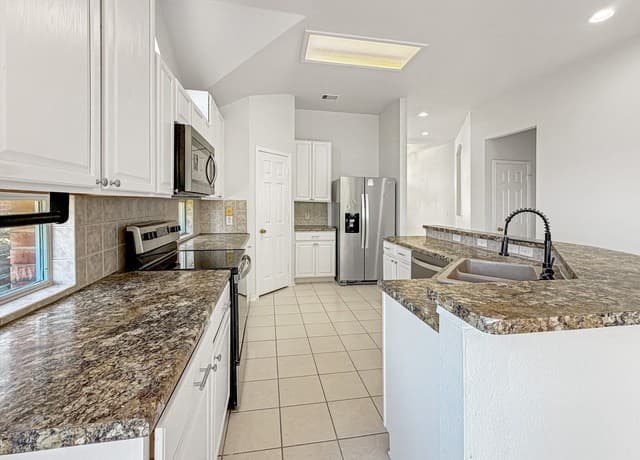 4-bedroom rental at 21607 Rio Comal in San Antonio, TX — photo 2