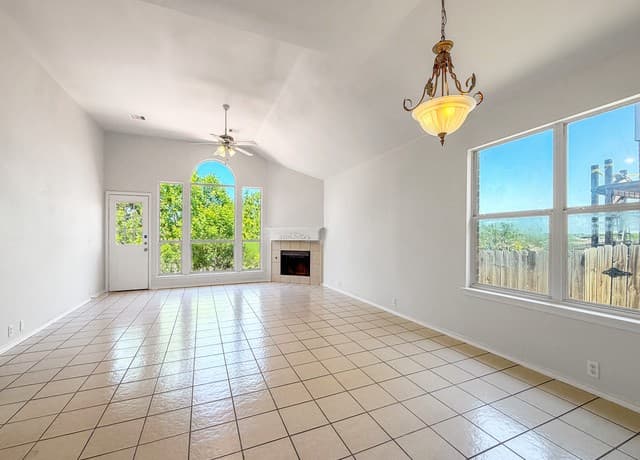 4-bedroom rental at 21607 Rio Comal in San Antonio, TX — photo 3