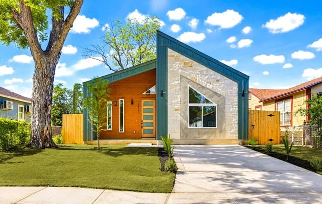 3-bedroom rental at 1415 Lamar St in San Antonio, TX — photo 1