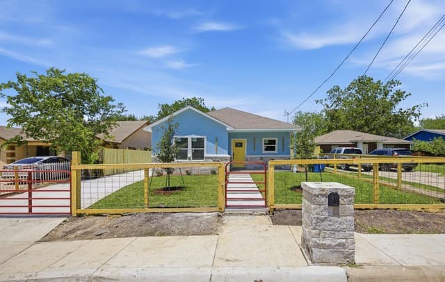 3-bedroom rental at 227 Spaatz in San Antonio, TX — photo 2