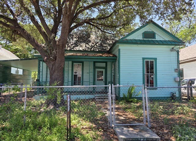 2-bedroom rental at 244 Keller St in San Antonio, TX — photo 1