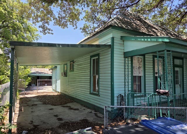 2-bedroom rental at 244 Keller St in San Antonio, TX — photo 2