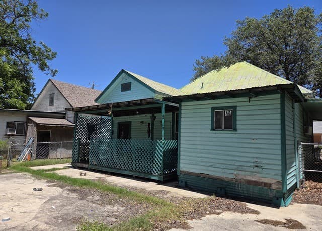 2-bedroom rental at 244 Keller St in San Antonio, TX — photo 4
