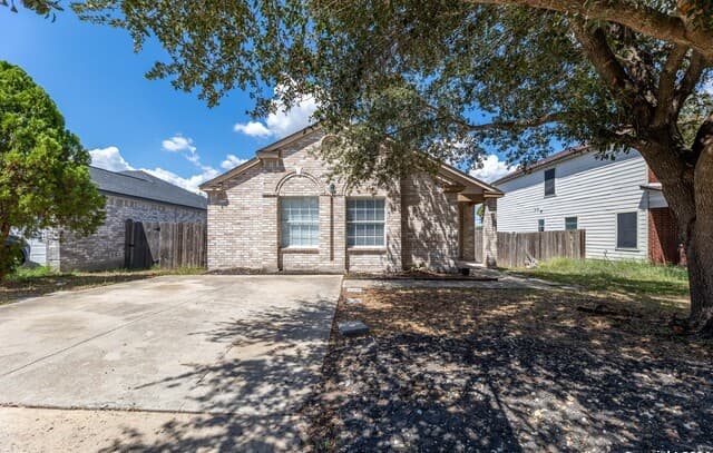 4-bedroom rental at 6119 Lauras Farm in San Antonio, TX — photo 1