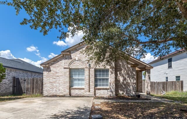 4-bedroom rental at 6119 Lauras Farm in San Antonio, TX — photo 2