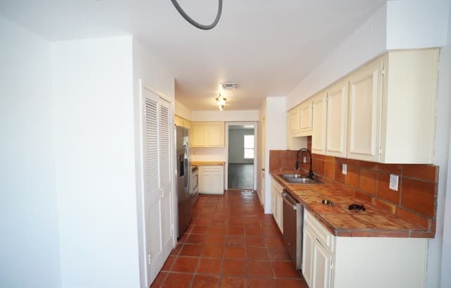 2-bedroom rental at 7926 Broadway Unit 102 in San Antonio, TX — photo 2