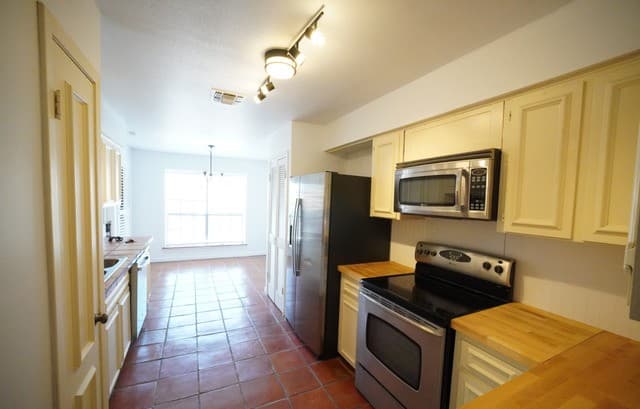 2-bedroom rental at 7926 Broadway Unit 102 in San Antonio, TX — photo 5