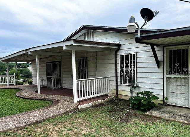 2-bedroom rental at 347 Sublett Dr in San Antonio, TX — photo 5