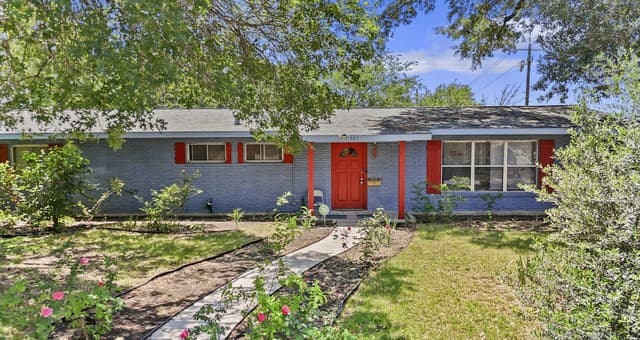 4-bedroom rental at 302 Redcliff in San Antonio, TX — photo 1