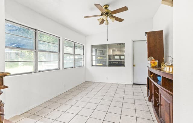 4-bedroom rental at 302 Redcliff in San Antonio, TX — photo 5