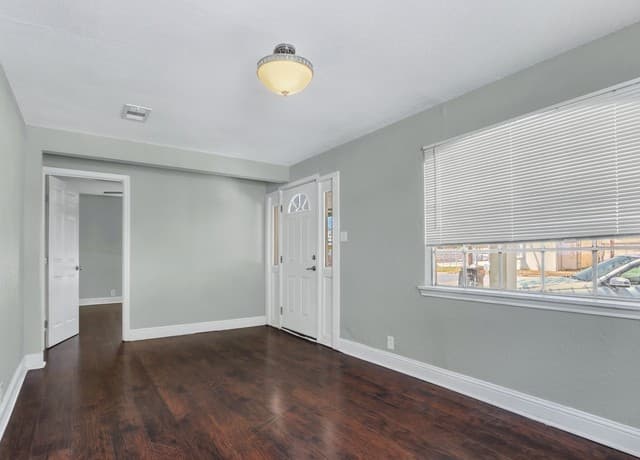 rental at 1718 Commercial in San Antonio, TX — photo 4